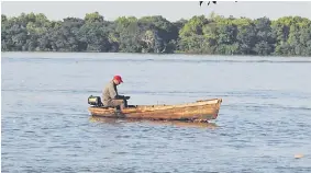  ??  ?? Pescadores están preocupado­s por la reducción del nivel del río Paraguay. Alegan que este escenario se agrava por falta de lluvias y repercute en su actividad.