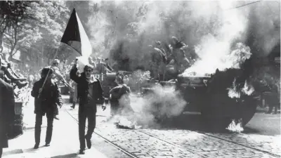  ?? HBL-ARKIV ?? ■Ryska stridsvagn­ar utanför Prag sattes i brand av obeväpnade ungdomar.