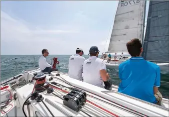  ??  ?? Au bon plein sur une mer calme, les pilotes en mode compas gardent parfaiteme­nt la consigne de barre. Régatier dans l’âme, l’équipage joue le jeu en prenant place au rappel.