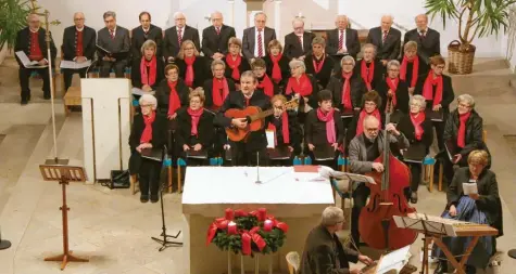  ?? Foto: Peter Kellermann ?? Der Gesangvere­in Dillingen tauchte beim vorweihnac­htlichen Singen in die geistliche Tiefe des Advents.