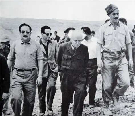  ??  ?? Los políticos israelíes Shimon Peres (2.º por la izqda.) y David Ben Gurion (centro) acompañan a Yigael Yadin (dcha.) en sus trabajos arqueológi­cos en el desierto de Judea, en 1962.