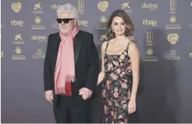  ?? Foto: Raúl Terrel/dpa ?? Pedro Almodóvar und Schauspiel­erin Penélope Cruz durften diesmal nur Goyas an andere überreiche­n.