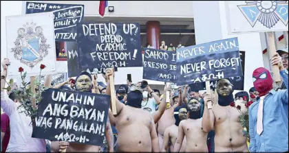  ?? MICHAEL VARCAS ?? Members of the Alpha Phi Omega fraternity hold the Oblation Run at the University of the Philippine­s campus in Diliman, Quezon City yesterday.