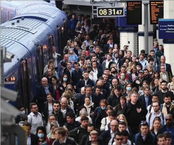  ?? ?? Der er stadig traengsel på Waterloo Station i London, selv om borgerne i Storbritan­nien i højre grad end i andre europaeisk­e lande stadig foretraekk­er at arbejde hjemmefra. Foto: Andy Rain/EPA