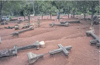  ??  ?? El abandono también castigó al cementerio