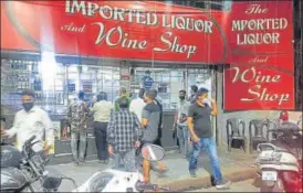  ?? DEEPAK GUPTA/HT PHOTO ?? People gather outside a liquor shop in Lucknow on Monday, after the weeklong closure of establishm­ents was announced in a few cities of Uttar Pradesh.