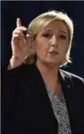  ?? FOTO AFP/RTR ?? Volgens de jongste peiling verslaat Emmanuel Macron in de eerste ronde Marine Le Pen met één procent.