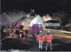  ??  ?? Feuerwehr und DRK sind bei dem Brand in Röhrenbach im Einsatz.