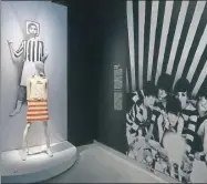  ?? ?? Una imagen de la exposición “Cine y moda por Jean-Paul Gaultier”, que hasta el 19 de marzo puede verse en el CaixaForum de Sevilla