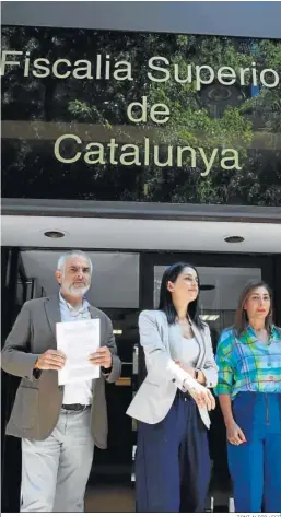  ?? TONI ALBIR / EFE ?? Inés Arrimadas, flanqueada por Carrizosa (i) y Guilarte, ayer en la Fiscalía.