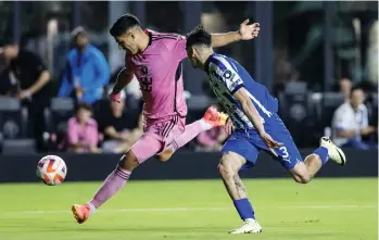  ?? /EFE. ?? El delantero uruguayo Luis Suárez (izq.) se convirtió el primer jugador en la historia del Inter Miami en ser selecciona­do como el mejor de un mes en la MLS.