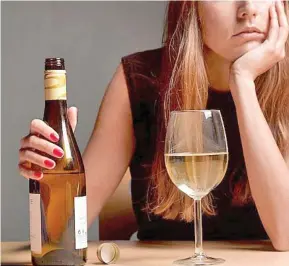  ??  ?? Single women and men consume more alcohol as they self-regulate how much they drink, the study by the University of Virginia found.