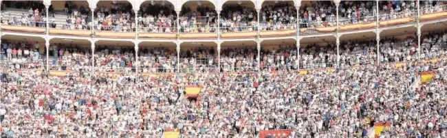  ?? PALOMA AGUILAR ?? Cartel de «No hay billetes» en los tendidos de la Monumental de las Ventas