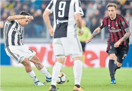  ?? ANSA ?? Mete presión. El zurdazo de Paulo Dybala se convertirá en el 1-0 de Juventus ante Milan. Iban 8 minutos.