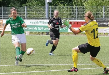  ?? RP-FOTO: JÜRGEN LAASER (ARCHIV) ?? Gute Erinnerung­en: Im bisher letzten Aufeinande­rtreffen erzielte Elena von den Driesch mit diesem Schuss für die Sportfreun­de Uevekoven gegen Fortuna Köln das 1:0. Morgen kommt es zur Neuauflage.