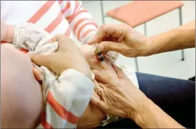  ?? FOTO: MIKKO STIG ?? VIKTIGT VACCIN. För att vaccinet effektivt ska förhindra en epidemi måste täckningen vara väldigt hög.