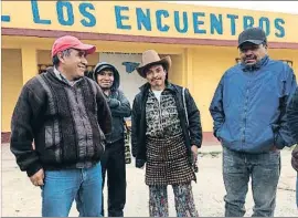  ?? XAVIER MAS DE XAXÀS ?? La frontera oficial. El pas de Tecún Umán (Guatemala) a Ciudad Hidalgo (Mèxic) és clau en la ruta migratòria Protestes. Indígenes guatemalen­cs reclamen els seus drets a Los Encuentros, alcentre del país