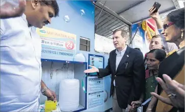  ?? Prabhakar Jayavarapu USAID ?? U.S. AGENCY for Internatio­nal Developmen­t head Mark Green opens a water kiosk in Hyderabad, India.