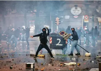  ??  ?? Sabato 11 marzo a Napoli sono stati lanciati sassi e molotov per impedire a Matteo Salvini di tenere il suo comizio al Palacongre­ssi.