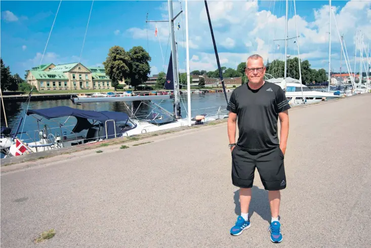  ?? Bild: Johan Persson ?? Förbundska­pten Janne Andersson har spenderat delar av sina lediga tid efter EM hemma i Halmstad. I en stor intervju berättar Janne om känslorna efter Em-sortin men också att han och hustrun Ulrika har köpt ett hus i Halmstad igen.