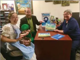  ?? SUBMITTED PHOTO ?? Dorothy (Meghan Laudenslag­er) and The Wizard (Rob Weidman) discuss how to get back to Oz with the “Wizard of Travel” Ellen Overcast at Dream Vacations on Main Street in Kutztown. This in anticipati­on of the Talisman Players production of “The Wizard of Oz” at Kutztown University Jan. 17 to 19.