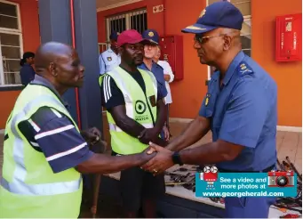  ?? Photos: Kristy Kolberg ?? Maj-Gen Oswald Reddy thanked Mthobi Mqushulu and the rest of the Thembaleth­u Neighbourh­ood Watch team for their admirable and continuous effort in the fight against crime.