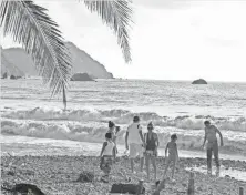  ?? ROBERT HANASHIRO, USA TODAY ?? A family looks over the beach at La Manzanilla, an oceanside town hit by Hurricane Patricia.