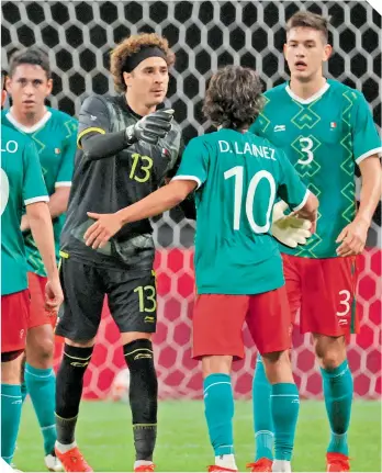  ??  ?? Desde el arranque, Guillermo Ochoa busca ser quien inspire y motive a sus compañeros.