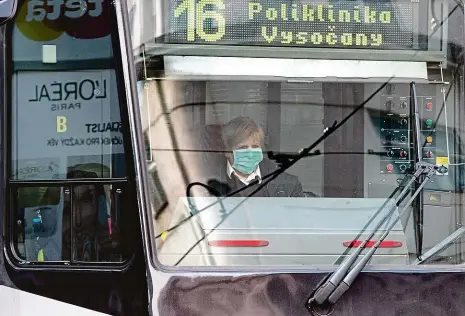  ??  ?? Nástup po kolegovi Řidiči tramvají a autobusů se bojí ani ne tak cestujícíc­h, jako spíš svých kolegů, po kterých přebírají směnu. Někteří z řidičů při nástupu ihned dezinfikuj­í vnitřek kabiny. Ilustrační foto: Michal Růžička, MAFRA