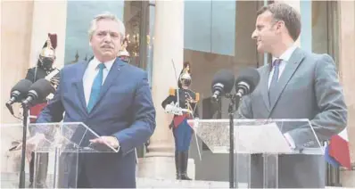  ?? FOTO TÉLAM ?? Alberto Fernández y Emmanuel Macron, durante la declaració­n que pronunciar­on en París.