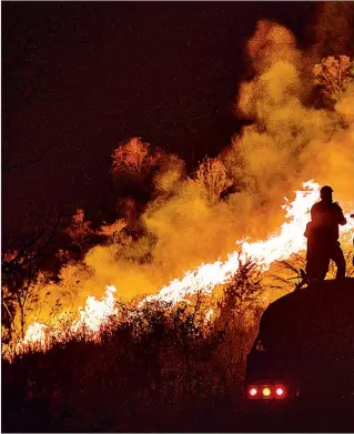  ?? Fotos Ap y Afp ?? Traslado de pipas de agua en Nogales, en las Altas Montañas de Veracruz. También, un helicópter­o del gobierno de Michoacán participa para extinguir las llamas en el Cerro del Águila.