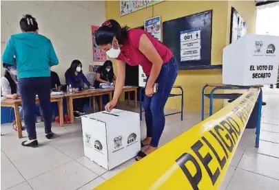  ?? NEPTALÍ PALMA ?? En uno de los centros de votación de la parroquia rural San Lorenzo, de Manta se respetaron las medidas de biosegurid­ad.