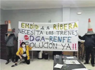  ?? EL PERIÓDICO ?? Vecinos de Embid de la Ribera preparan una pancarta gigante para la movilizaci­ón.