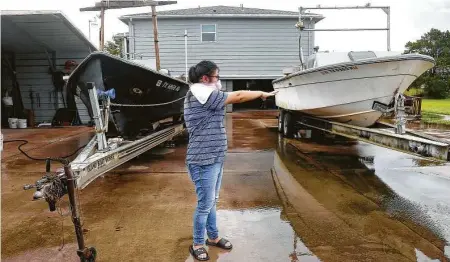  ?? Elizabeth Conley / Staff photograph­er ?? Anna Coa, 17, talks about the flooding her family is expecting in the Oak Island community on Tuesday.