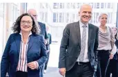  ?? FOTO: DPA ?? Andrea Nahles (SPD) und Ralph Brinkhaus (CDU) unterwegs zur Podiumsdis­kussion „Ein Jahr Groko“beim Industrie- und Handelskam­mertag.