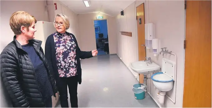  ?? FOTO: MARTIN HAUGEN ?? Rektor Trine Larsen og verneombud Inger Tove Mjaasund sier man har vaert tålmodig lenge på Fjaere barneskole, ettersom man har blitt lovet ny skole.