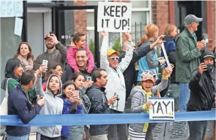  ??  ?? Fans cheer and support the competitor­s Sunday during the TCS New York City Marathon. VINCENT CARCHIETTA/USA TODAY SPORTS