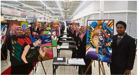  ??  ?? In a first for 23 Visual Arts students from SMK Sultan Abdul Aziz Shah, Kajang, Selangor, they exhibited their artwork at Tesco Extra Kajang.