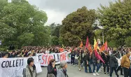  ??  ?? Un momento del corteo degli studenti di Pistoia e i resti della Fiat Croma della strage di Capaci nel Pala Carrara