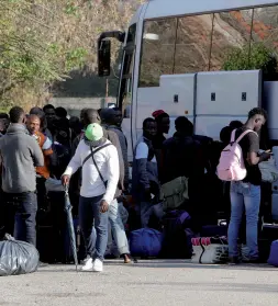  ??  ?? I pullman Migranti ospitati alla Prandina salgono sul bus per essere trasferiti