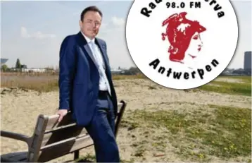  ?? FOTO JAN VAN DER PERRE ?? Bart De Wever aan het strand van SintAnneke, waar ook de studio van Radio Minerva zich be
vindt.