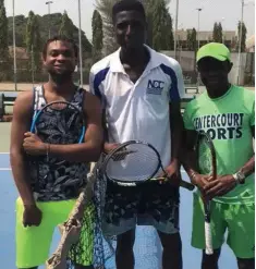  ??  ?? Nnamdi Ehirim (middle) with some of the players at his recent tennis clinic in Enugu.