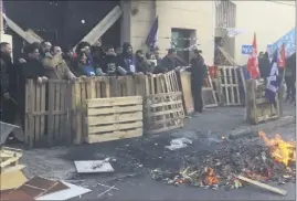  ?? (Photos G. L.) ?? Avant de se faire déloger par les policiers, les grévistes avaient barricadé l’entrée de la maison d’arrêt de Nice et brûlé des palettes.