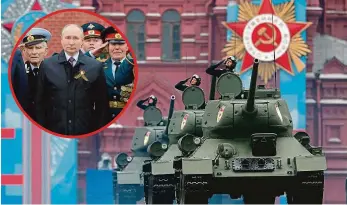  ?? Foto: ČTK a Reuters ?? Historie i současnost Na Rudém náměstí v Moskvě se letos objevily jak moderní zbraně a technika ruské armády, tak i obrněnci, kteří pomohli Sovětskému svazu zvítězit ve válce s nacistický­m Německem.