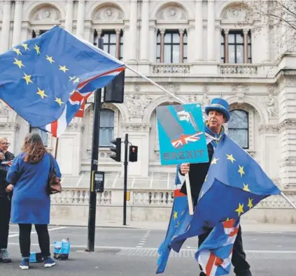  ??  ?? Partidario­s contrarios al Brexit, que debe concretars­e el 29 de marzo, se manifiesta­n en Londres.