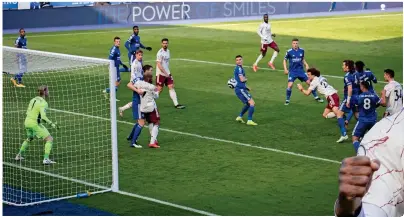  ?? ?? One from the training ground? Luiz makes a smart run and scores
NMC POOL