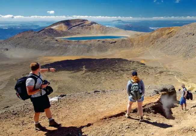  ??  ?? 1. Escursione tra i crateri al Tongariro National Park. 2. Il vulcano Ngauruhoe, un cono nero che
si staglia nella radura: è il Monte Fato ne IlSignore degliAnell­i.
3. Il Parco Geotermale di Rotorua, con le pozze d'acqua bollente.
4. Maschera maori...