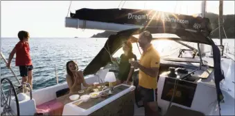  ??  ?? Dernière baignade et apéro au couchant avant de rallier Ajaccio puis le continent, mais en avion…