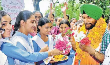  ?? BHARAT BHUSHAN/HT ?? Government school students honour their lecturer Sukhdarsha­n Singh in Patiala on Monday.