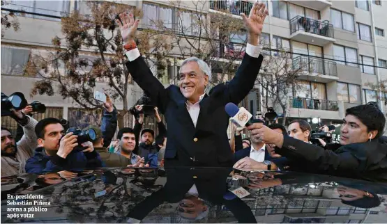  ?? Esteban Félix/Associated Press ?? Ex-presidente Sebastián Piñera acena a público após votar